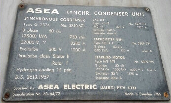 Typplåt från ASEA, visar specifikationer för synkron kondensorenhet, inklusive effektnivåer och tillverkningsår 1965.