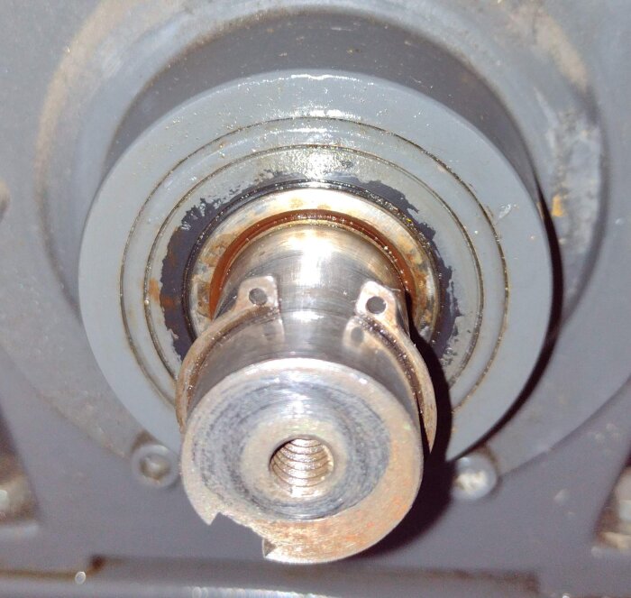 Kullager med gummitätning på maskinkomponent.