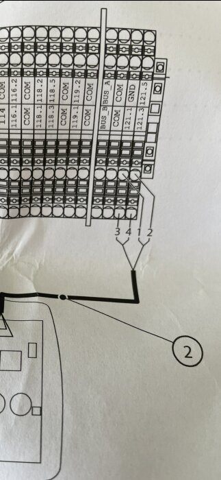 Kopplingsschema för anslutning av rumsgivare till värmepump, visar kablage och terminaler numrerade 1 till 4.