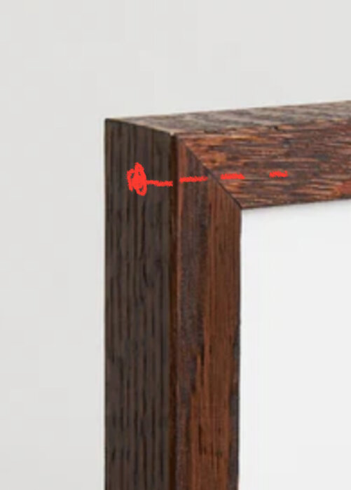 Trästruktur av hörn där en stolpe möter en balk, med röd markerad linje visar snedkapning.