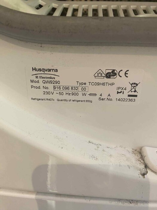 Etikett med produktinformation på en Husqvarna Electrolux torktumlare modell QW9290, visar serienummer och tekniska specifikationer.
