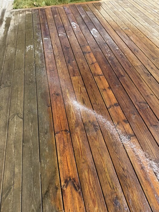 Delvis rengjord altan, där högra sidan är rengjord och har en ljusare ton, medan vänstra sidan är mörkare och smutsig med rester av rengöringsmedel.