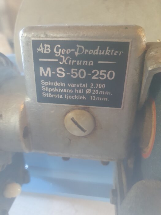 Närbild på namnskylten på en Kiruna slip från AB Geo-Produkter, modell M-S-50-250, med information om spindelns varvtal och slipverktygets mått.
