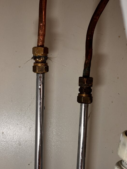 Rörkopplingar med metalldelar och tecken på slitage på insidan av ett utrymme.