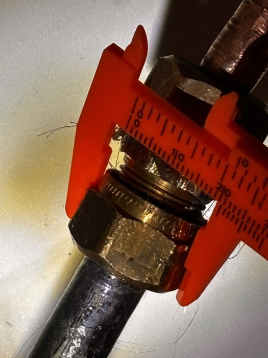 Rördel mäts med en röd skjutmått.