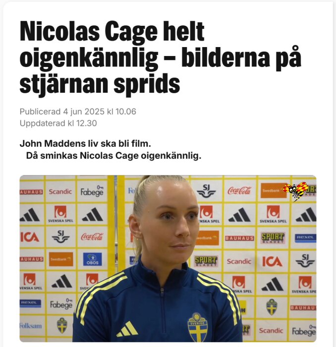 En kvinna i en svensk fotbollströja står framför en vägg med sponsorer, inklusive Bauhaus och SJ.