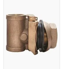 Mässingsfärgad adapter med gängade anslutningar, använd i pumpar. Visad från sidan för att visa detaljer och konstruktion.