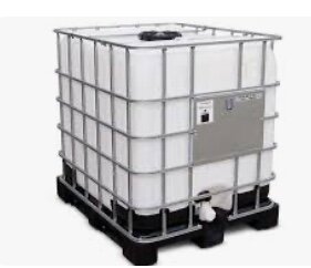 En IBC-tank av plast med metallram, placerad på en pall, för lagring av regnvatten.