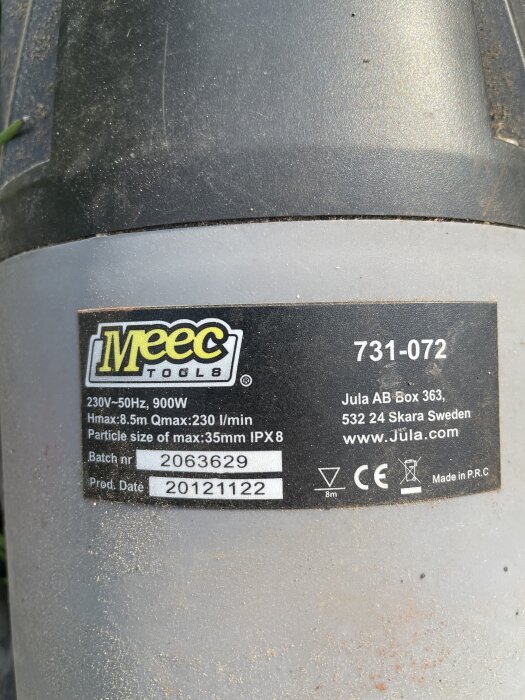 En Meec Tools dräneringspump från Jula, 900W, med specifikationer och adresstag.