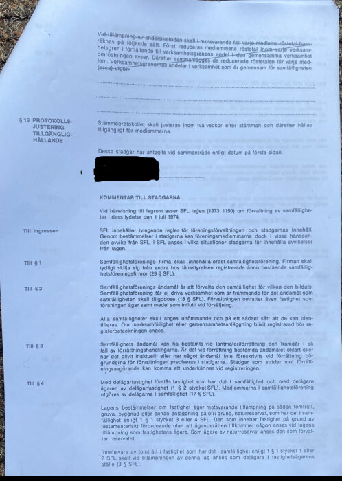 Dokument med stadgar och kommentarer, inkl. text om protokollsjustering och lagrum (SFL 1973:1150) för samfällighetsföreningar.