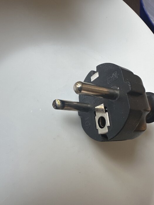 Bränd stickkontakt till laptop efter kortslutning i eluttag.