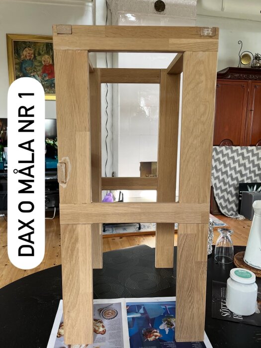 Köksmöbelben i trä för skåp, på tidningspapper, redo för målning.