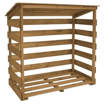 En enkel vedförvaring med glesa brädväggar och tak av korrugerad plåt. Konstruktionen står på lastpallar.