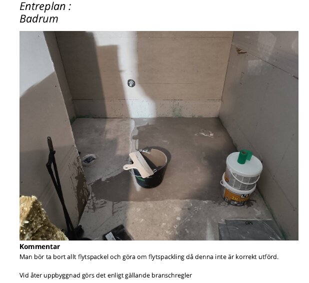 Badrum under renovering med ojämt golv av flytspackel, verktyg och hinkar syns. Rekommenderas att flytspacklingen görs om korrekt.