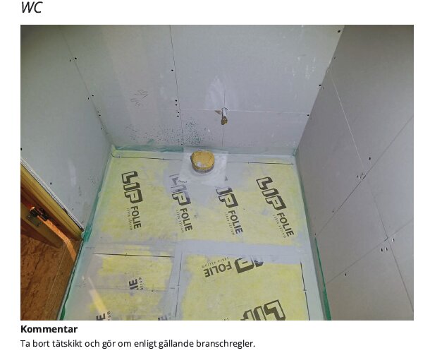 Golv med felaktigt monterat tätskikt och märken från byggtejp i ett ofärdigt badrum; brister i installation noteras.