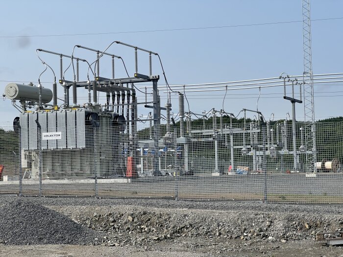 Transformatorstation med tre 130kV ledningar, omgiven av stängsel, och en transformator med etiketten "KONČAR".