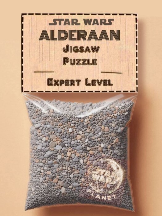 Pussel av grus i en plastpåse märkt "Star Wars Alderaan Jigsaw Puzzle Expert Level" med liten bild av planet.