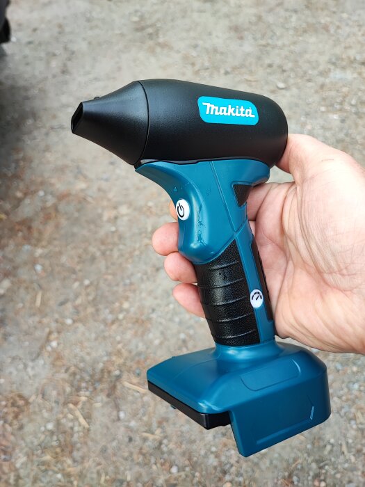 Bärbar batteridriven hårblås eller värmepistol i handen, misstänks vara en kopia av Makita, köpt via Aliexpress.