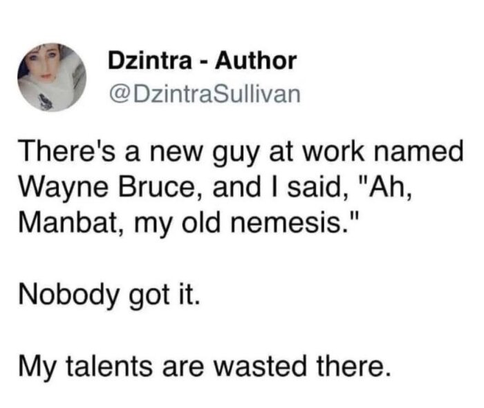 Skärmdump av ett inlägg där en användare skämtar om en arbetskamrats namn, Wayne Bruce, och refererar till Manbat.