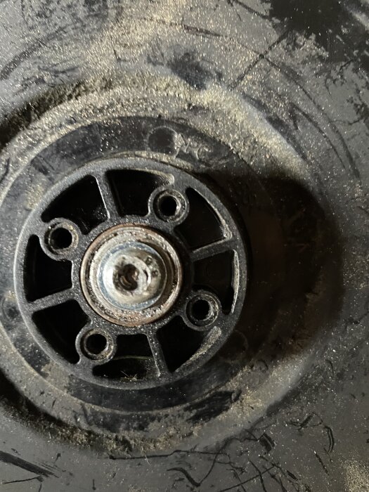 Närbild på en sliten, sandig rondell för verktyg från Biltema.