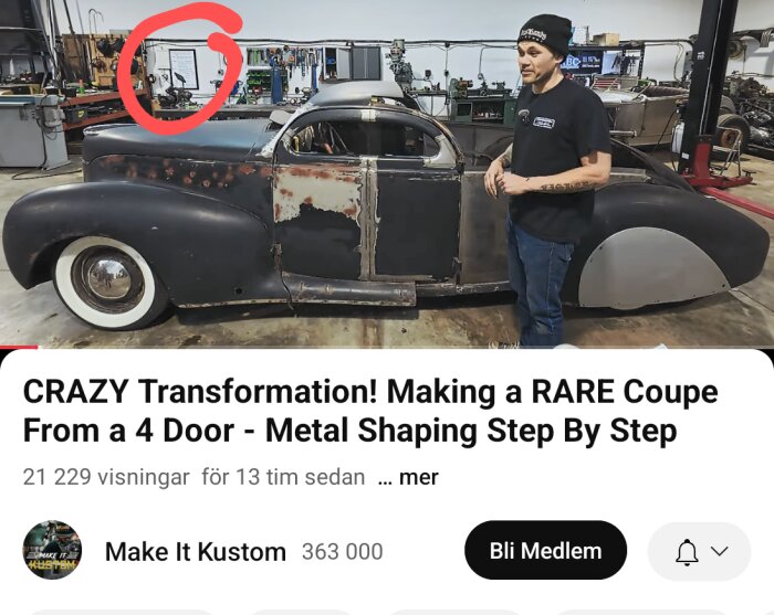 En person i verkstad bredvid ombyggd bilkaross från fyrdörrars till coupé, med text om metallformning under.