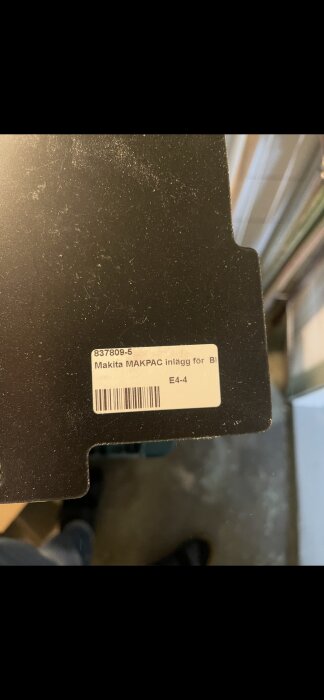Makita MAKPAC inlägg med etikett innehållande produktnummer 837809-5 och texten "inlägg för BI", fotograferad på golv.