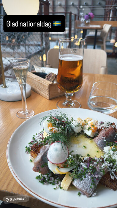 Tallrik med sill, ägg och grönsaker på ett bord med öl och champagne, firar svensk nationaldag i en restaurangmiljö.