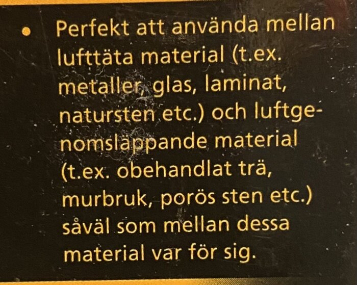 Text på Glabetes limprodukt som beskriver användning mellan lufttäta och luftgenomsläppande material, som glas och obehandlat trä.