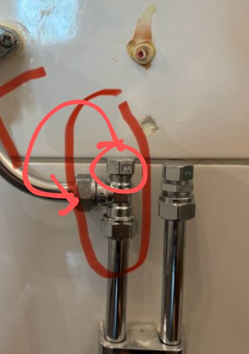 T-rör med anslutningar markerade i röd färg, pekar på att flytta ett lock mellan anslutningarna.