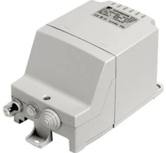 Elektrisk transformator eller en liknande enhet i grått plastskal, med anslutningar och en etikett på ovansidan.