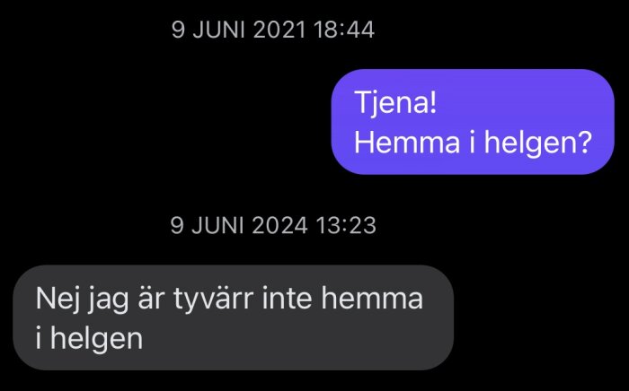Skärmdump av SMS-konversation där en person frågar "Hemma i helgen?" den 9 juni 2021 och får svaret "Nej jag är tyvärr inte hemma i helgen" den 9 juni 2024.