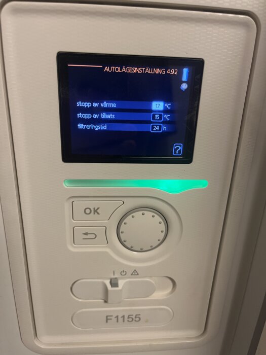 Display för Nibe 1155 bergvärmepump med inställningar: stopp av värme 17°C, stopp av tillsats 15°C, filtreringstid 24 timmar.