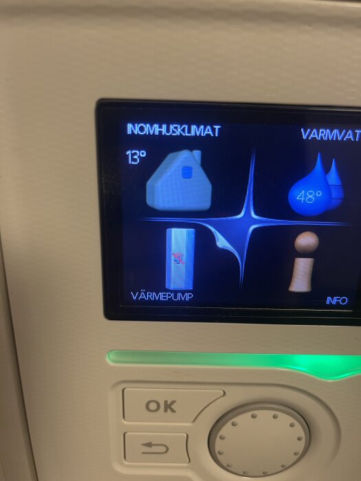 Display på Nibe 1155 bergvärmepump visar 13°C inomhusklimat och 48°C varmvatten, med symboler för hus, droppar och reglage.