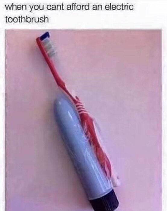 Manuell elektrisk tandborste gjord av en röd tandborste fastsatt på en vibrator, humoristisk lösning för billig elektrisk tandborste.