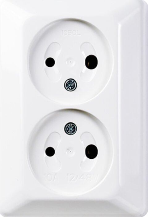 Dubbelt vägguttag med märken 10A och 12/48V, används för att matcha en specifik stickpropp enligt diskussionen om byte av elkomponenter.