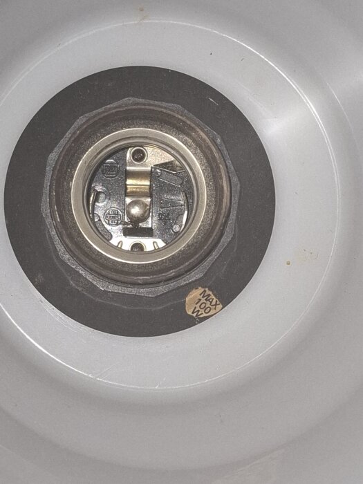 Lampsockel märkt "Max 100 W" på en gammal lampa.