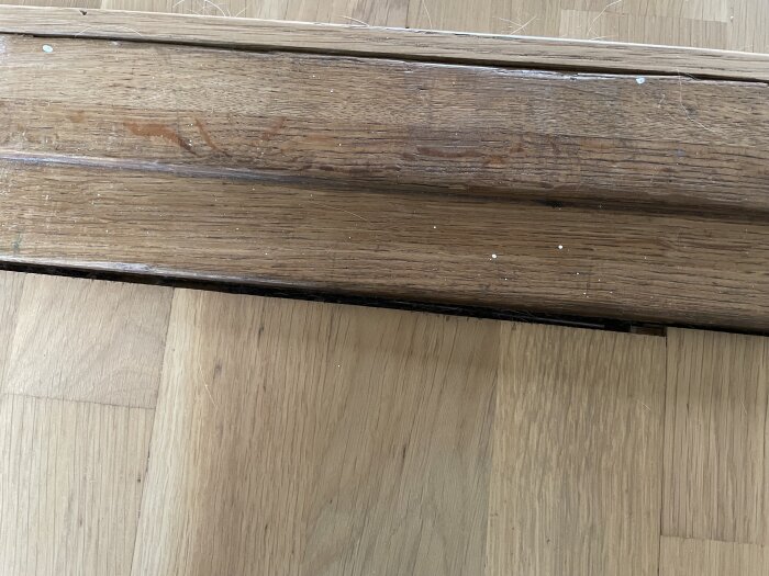 Glipa mellan tröskel och nylagt trägolv, behövs lösning för att täcka utrymmet.