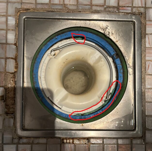 Felmonterat tätskikt vid en klämring i en avloppsbrunn, markerat med röda linjer för att visa felskärningen.