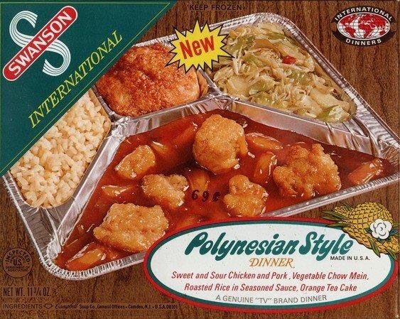TV-middag från Swanson med Polynesian Style: kyckling och fläsk i sötsur sås, chow mein, ris och apelsinkaka, i en aluminiumform.