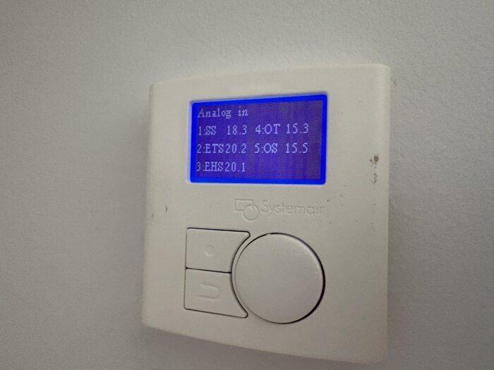 Display som visar temperaturvärden på ett FTX-ventilationssystem från Systemair.