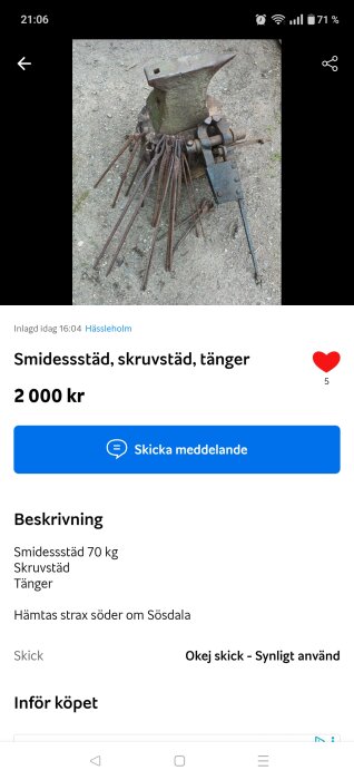 Smidesstäd med flera tänger placerade på en sandig mark, intill ett skruvstäd.
