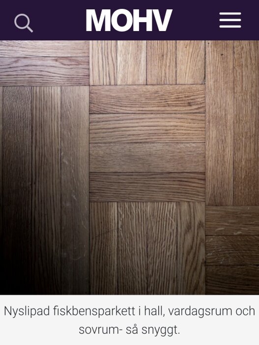 Nyslipad fiskbensparkett med trädetaljer och varierade nyanser, redo för hall, vardagsrum och sovrum.