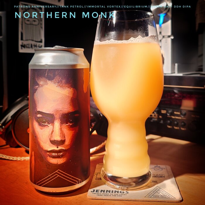 En ölburk med konstnärligt anlete och ett glas med ljust öl på ett bord.