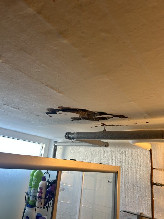 Tak med sprickor och lösa betongdelar i källaren. Möjlig reparation på grund av borttaget gjutjärnsavlopp. Fråga om hur det bäst lagas.