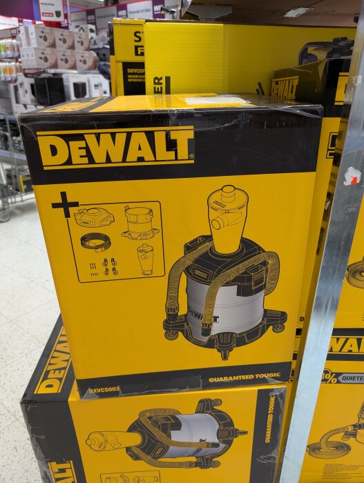 Förpackning av DeWalt dammavskiljare med cyklonmotiv, fotad på butikshylla med andra produkter i bakgrunden.