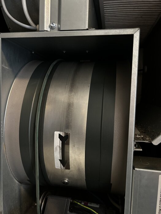 Metalltrumma med svarta markeringar och en pil som visar rotationsriktning, en del av ett ventilationssystem med rotorproblem.