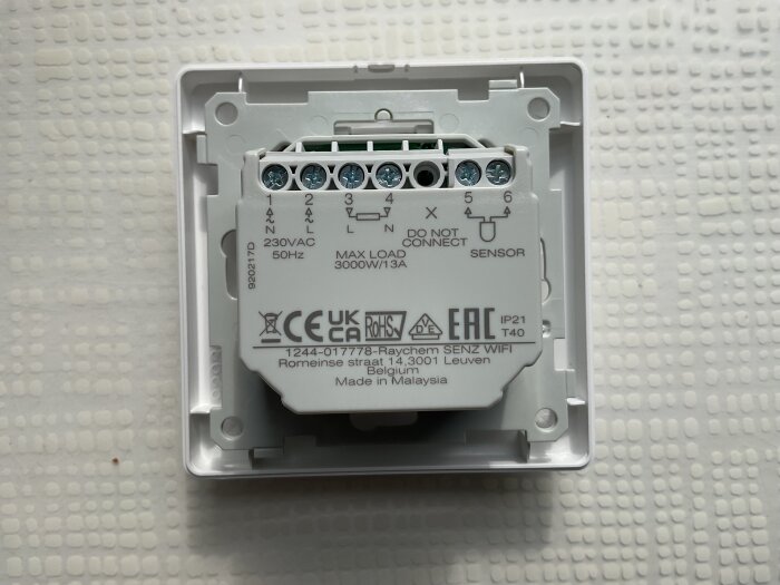 Termostat med kopplingsplint och anslutningar för 230VAC visas, inklusive märkningar och maxlast på 3000W/13A.