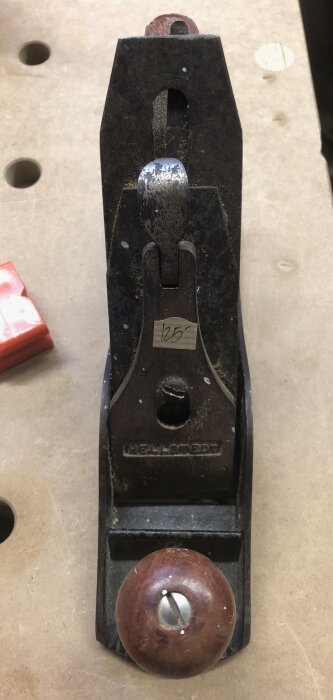 Gammalt hyvelverktyg, Hellstedt No 4, med träskaft och märkning på 125 kr. Handtaget är trasigt och verktyget behöver rostfix.