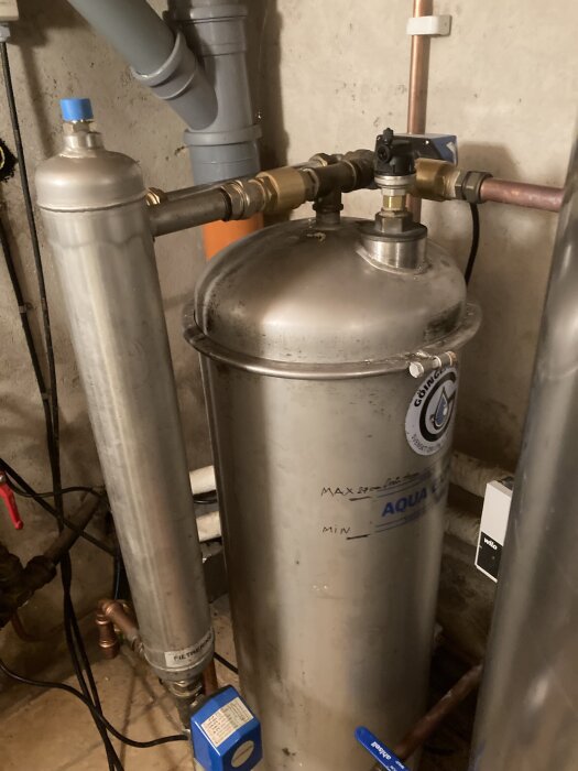 Säkerhetstank med kopparrör och ventiler i källarmiljö, potentiellt syrepelare diskuterad som problemkälla.