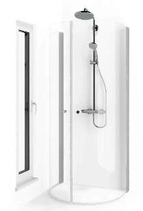 Transparent duschvägg som kan vikas in mot väggen, bredvid ett duschset med takdusch, avbildat i ett ljus badrum med fönster.